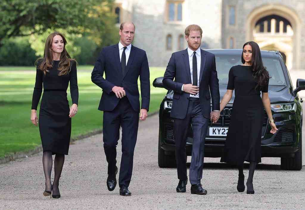 Der Prinz und die Prinzessin von Wales grüßen in Begleitung des Herzogs und der Herzogin von Sussex Gratulanten außerhalb von Windsor Castle