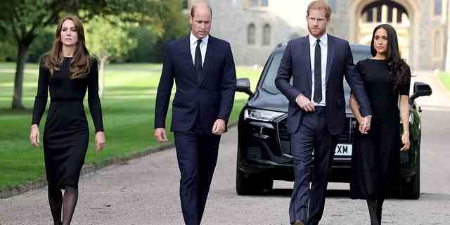 Laut einem Experten für Körpersprache gingen Kate Middleton und Prinz William weit weniger liebevoll miteinander um, als sie die Menge vor Schloss Windsor begrüßten, als Harry und Meghan.