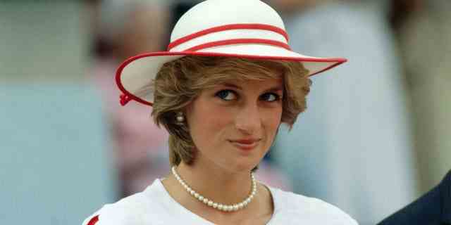 Prinzessin Diana hieß mit vollem Namen Diana Frances Spencer.  Sie starb am 31. August 1997 nach einem Fahrzeugunfall in Paris.
