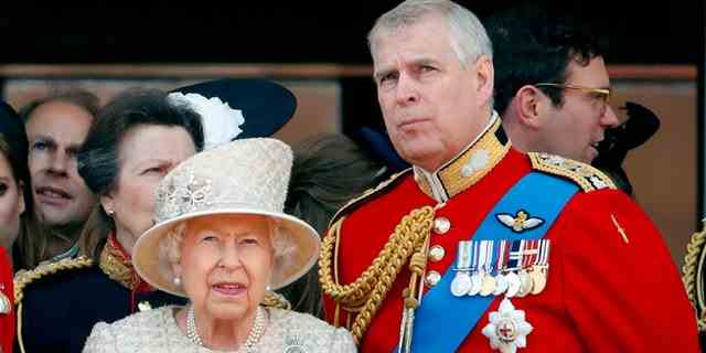 Königin Elizabeth II. und Prinz Andrew, Herzog von York, beobachten während Trooping The Colour im Jahr 2019 vom Balkon des Buckingham Palace aus einen Vorbeiflug. Andrew hat sich seit seiner angeblichen Beteiligung an einem Skandal um sexuellen Missbrauch weitgehend aus der Öffentlichkeit herausgehalten.