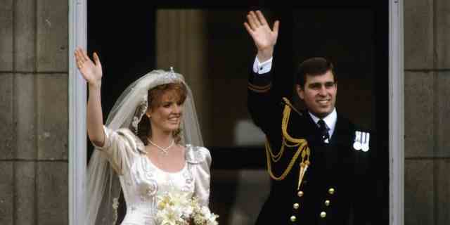 Sarah Ferguson, Herzogin von York, und Prinz Andrew, Herzog von York, stehen auf dem Balkon des Buckingham Palace und winken ihrer Hochzeit am 23. Juli 1986 in London, England, zu.  Sie ließen sich 10 Jahre später scheiden.