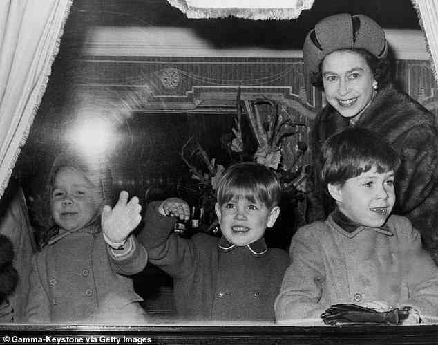 Lord Snowdon und seine Schwester verbrachten viel Zeit mit ihren Cousins, Prinz Charles, Prinzessin Anne, Prinz Andrew und Prinz Edward, wuchsen auf und hatten eine privilegierte Beziehung zur Königin.  Im Bild Lord Snowdon (rechts) mit seiner Schwester Lady Sarah Chatto (links) und Prinz Edward (Mitte), die 1968 mit der Queen in einen Zug einsteigen