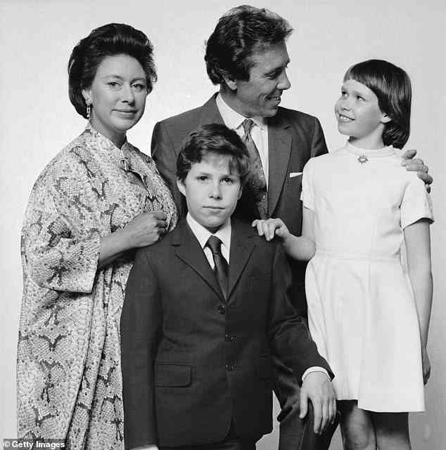 Prinzessin Margaret und der verstorbene Erste Earl Snowdon mit David, damals bekannt als Lord Linley, und Sarah Armstrong Jones, jetzt Lady Sarah Chatto, im Jahr 1974