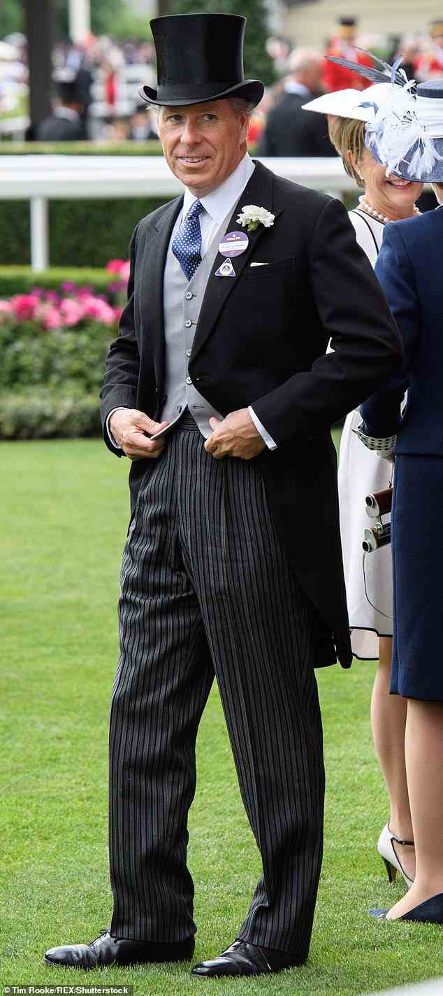 Snowdon wurde im Buckingham Palace getauft, nahm Unterricht bei Prinz Andrew und stand 2002 mit seinen drei Cousins, König Charles III, dem Herzog von York und dem Earl of Wessex, Wache bei der Totenwache der Königinmutter