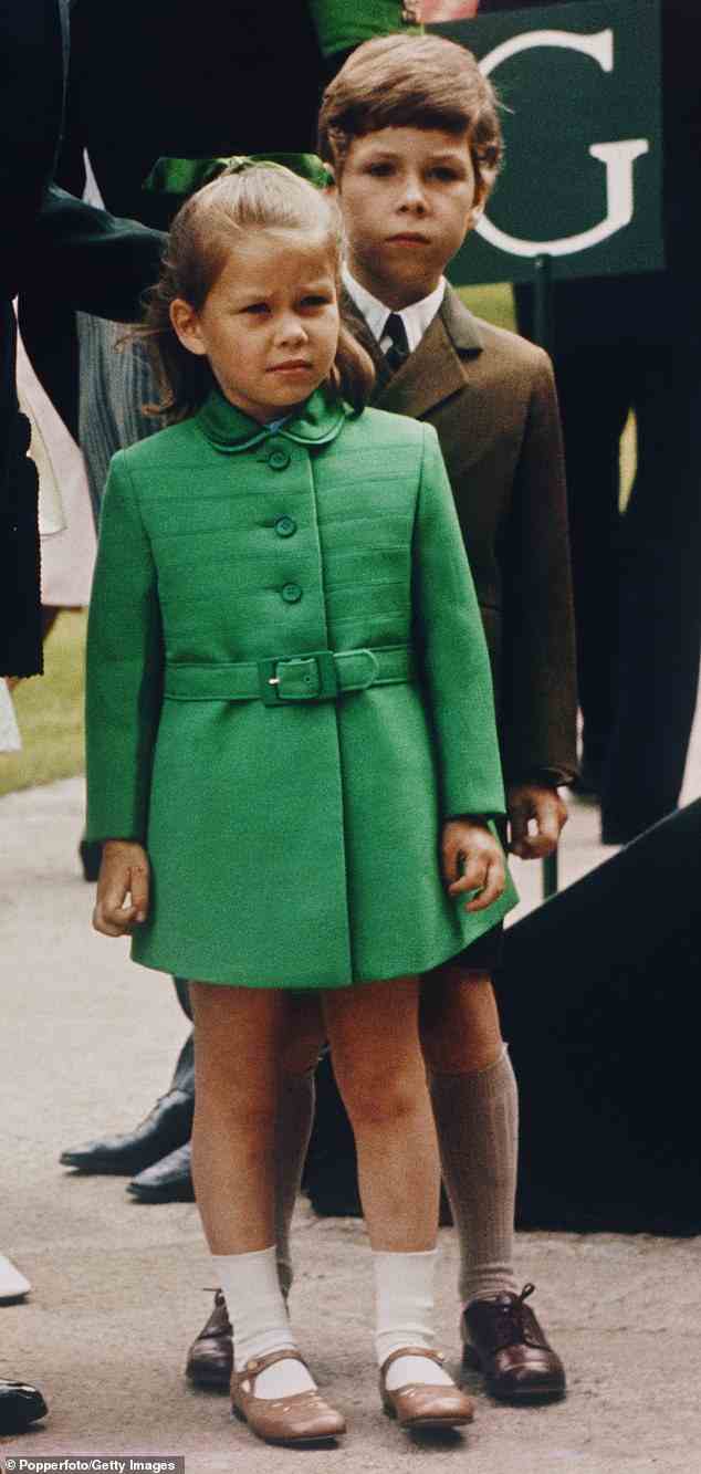 Snowdon und seine Schwester bei der Investitur von Prinz Charles, Prinz von Wales, auf Caernarfon Castle in Wales im Jahr 1969