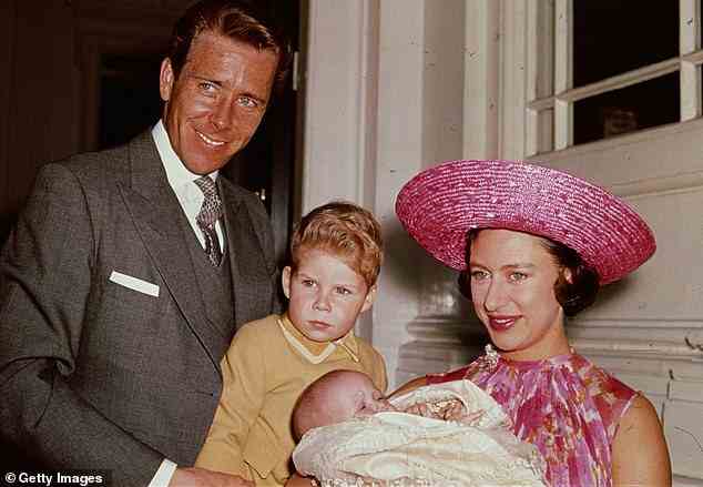 Snowdon als Kind mit seinem Vater und seiner Mutter nach der Geburt seiner Schwester Lady Sarah Chatto im Jahr 1964