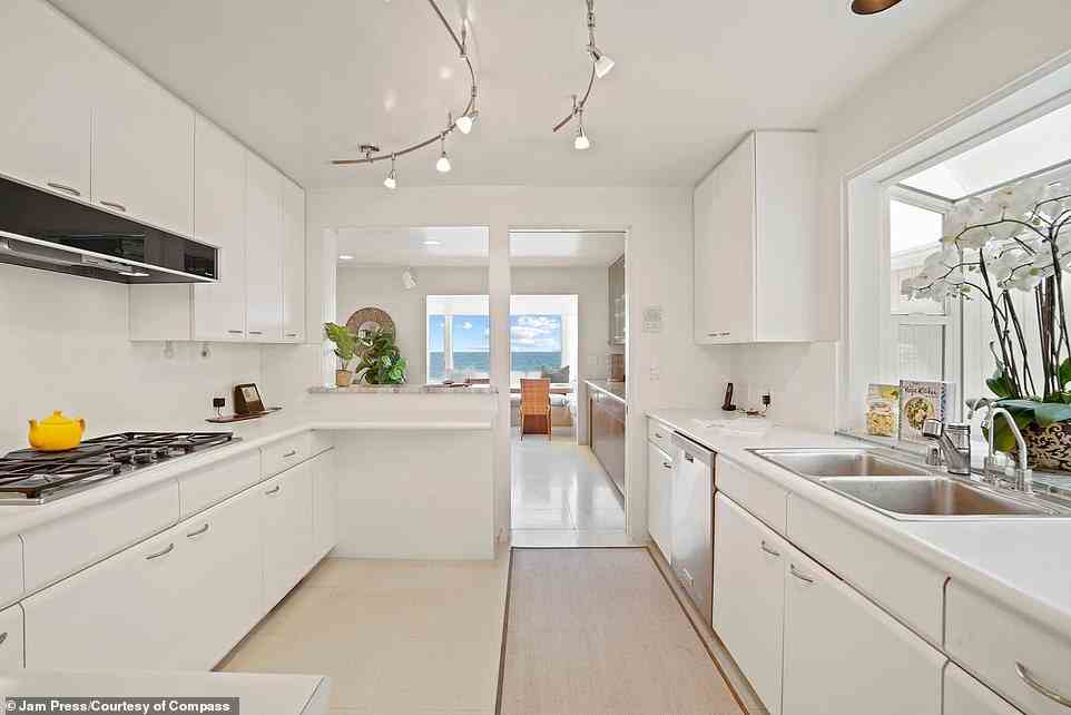 Das ruhige Esszimmer ist mit einer geräumigen Küche mit Küchengeräten aus Edelstahl, Wikinger-Doppelöfen und einer Frühstücksbar verbunden