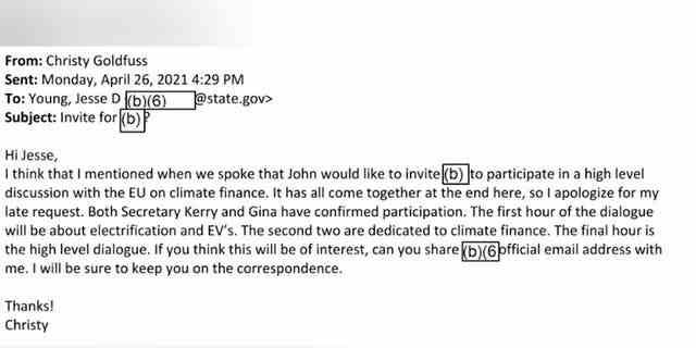Goldfuss schickt Young eine E-Mail und lädt einen Beamten des Außenministeriums ein "hohes Level" Gespräche mit europäischen Staats- und Regierungschefs.