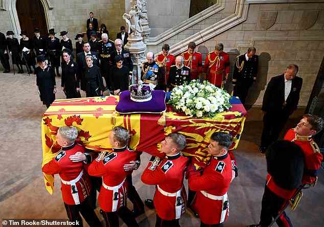 Historisch: Am Mittwoch sah die Berichterstattung über den Tod der Königin, dass sie nach einer ergreifenden 38-minütigen Prozession vom Buckingham Palace aus im Staatsdienst in der Westminster Hall lag