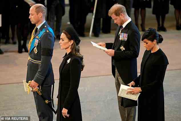 Trauer: Der König und die Gemahlin der Königin führten die königliche Familie an – mit William und Kate, die während des 20-minütigen Gottesdienstes vor Harry und Meghan standen