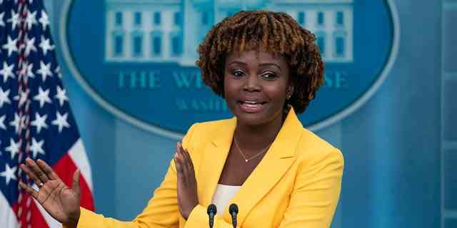 Die Pressesprecherin des Weißen Hauses, Karine Jean-Pierre, spricht während eines Briefings im Weißen Haus am Dienstag, den 13. September 2022, in Washington. 