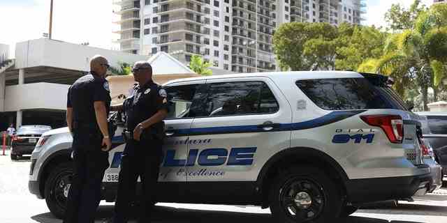 DATEI – Polizeibeamte reagieren am 26. Oktober 2018 auf einen Anruf in Aventura, Florida.