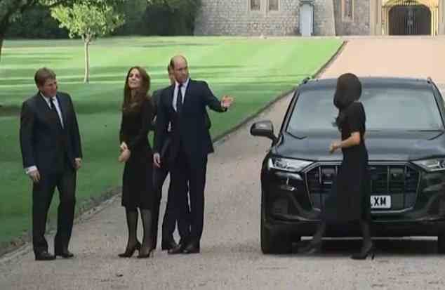 Prinz William wird gesehen, wie er Meghan Markle einen Arm anbietet, als die „Fab Four“ wieder vereint wurden, um den Tod der Königin zu betrauern