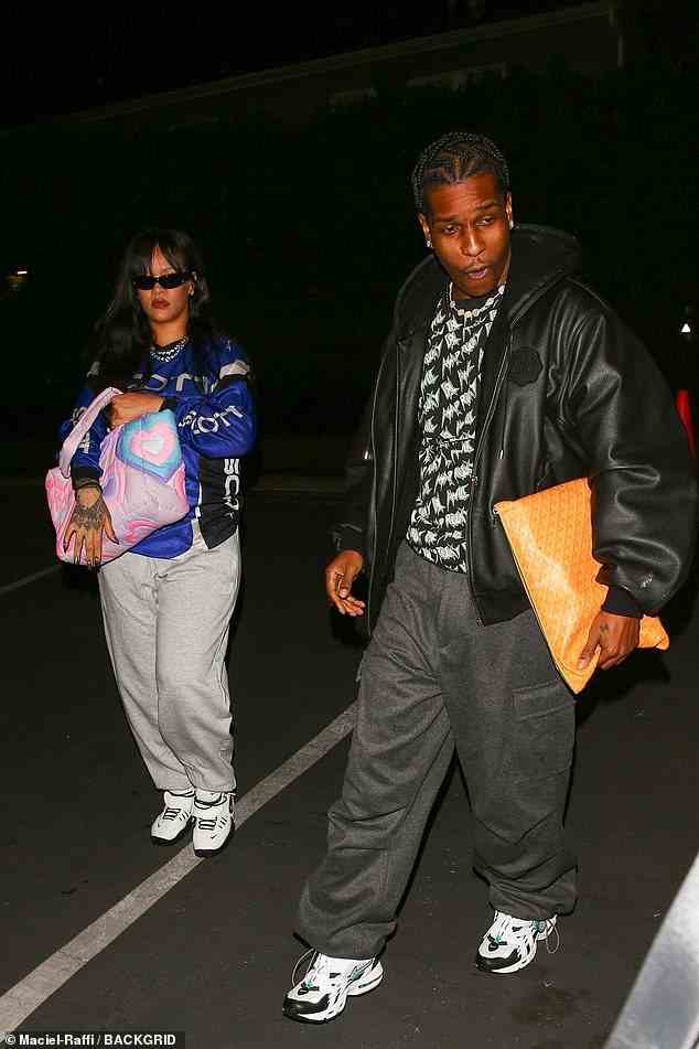 Stil: Rihanna kombinierte ihr zurückhaltendes Outfit mit schwarzen und weißen Turnschuhen und Blautönen, während sie ihre Sachen in einer rosa Tasche mit Herzmuster trug