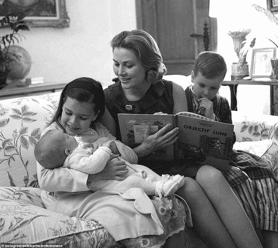 Das Paar bekam drei Kinder, abgebildet von links nach rechts, Baby Prinzessin Stéphanie, Prinzessin Caroline und Prinz Albert