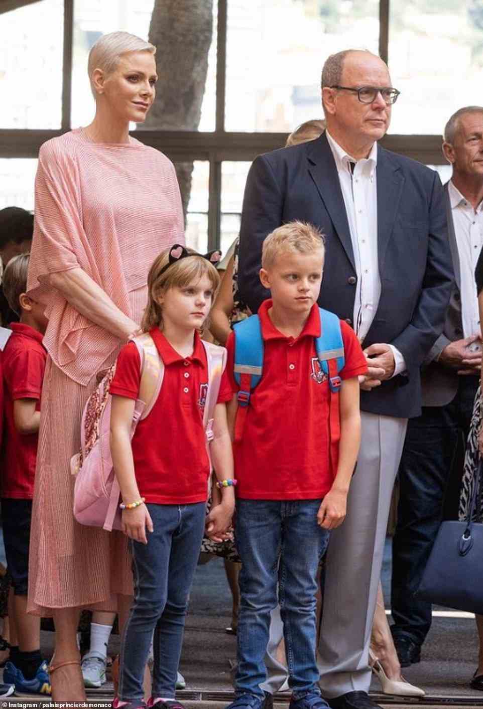 Prinzessin Charlene, 44, hüllte sich in eine zartrosa Nummer, um Prinz Jacques und Prinzessin Gabriella, sieben, zurück in die Schule zu François d'Assise-Nicolas Barré zu bringen