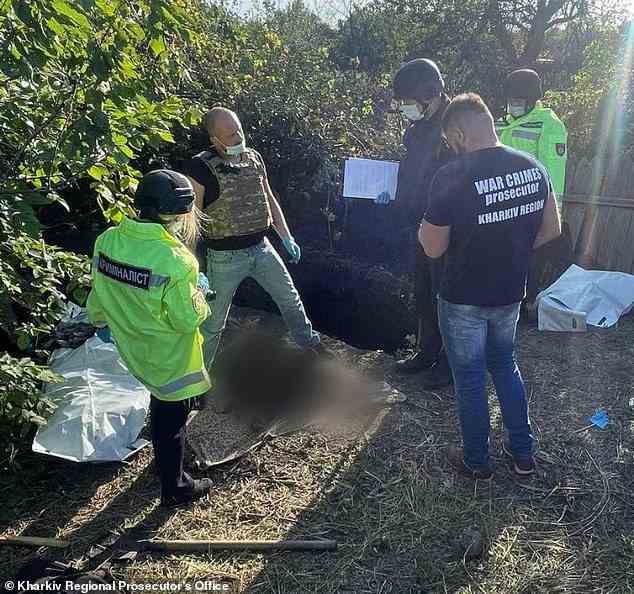 Ukrainische Ermittler exhumieren die Überreste eines jungen Mannes, dem angeblich von russischen Streitkräften das Ohr abgeschnitten wurde, bevor er in den Hinterkopf geschossen wurde