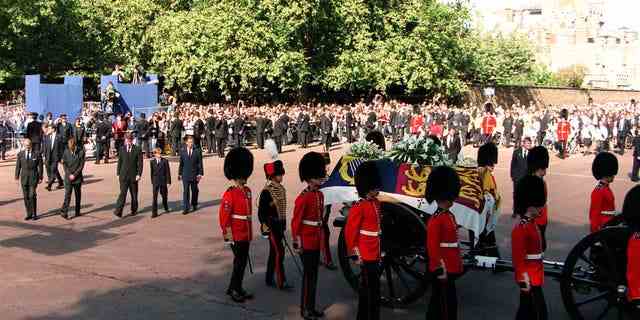Der Sarg der Prinzessin von Wales, eskortiert von Coldstream Guards, in The Mall am Tag ihrer Trauerfeier.