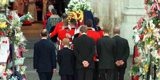 Prinz Charles, Prinz Harry, Earl Spencer, Prinz William und der Herzog von Edinburgh (von links nach rechts) betraten im September 1997 Dianas Dienste in der Westminster Abbey.