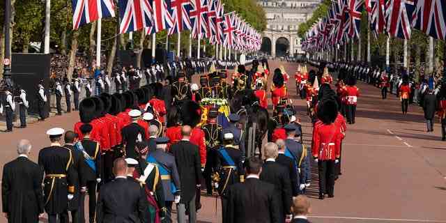 Hochrangige Mitglieder der britischen Königsfamilie folgen während einer Prozession vom Buckingham Palace zur Westminster Hall hinter dem Sarg von Königin Elizabeth II. 