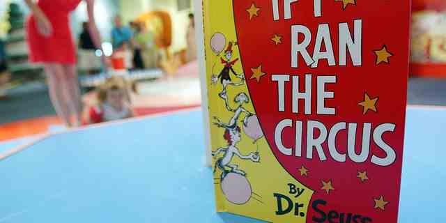 Ein Buch von Dr. Seuss ist zu sehen, während Kinder im Children's Museum of Manhattan spielen. 