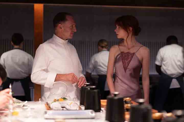 Ralph Fiennes und Anya Taylor-Joy stehen sich gegenüber "Die Speisekarte"