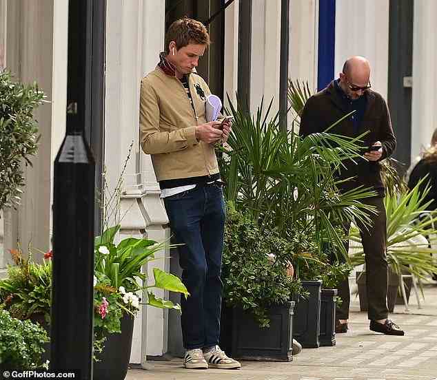 Don't mind me: Aber der Oscar-Preisträger war kaum zu übersehen, als er auf der Straße im Leerlauf auf sein Telefon schaute