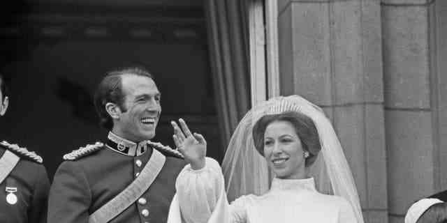Prinzessin Anne und Mark Phillips posieren nach ihrer Hochzeit 1973 auf dem Balkon des Buckingham Palace in London. 