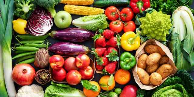 Eine Auswahl an frischem, gesundem Bio-Obst und -Gemüse wird gezeigt. 