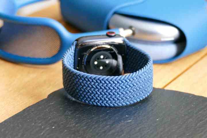 Die Rückseite eines blauen geflochtenen Solo Loop Bands auf der Apple Watch Series 7.
