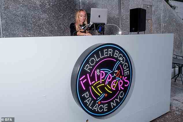 Um die Einführung ihrer neuen Herbst/Winter 2022-Kollektion zu feiern, veranstaltete die Activewear-Marke Splits59 am Montag, den 12. September, ein Rollschuh-Event, um durch die Fashion Week zu skaten, wobei DJ Harley Viera-Newton die DJ-Kabine rockte
