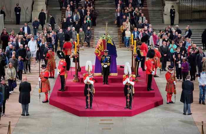 Charles, Anne, Andrew und Edward ehren Königin Elizabeth bei der Westminster-Mahnwache
