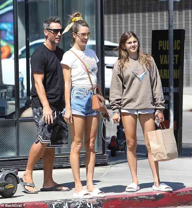 Garderobenwechsel: Das Trio wurde inmitten eines Einkaufsbummels in Venice Beach gesichtet, was sie schließlich dazu veranlasste, einen Boxenstopp zum Mittagessen in einem beliebten Restaurant in der Nähe des Wassers einzulegen