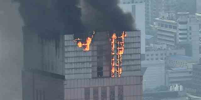 Flammen und Rauch steigen am 16. September 2022 aus einem 218 Meter hohen Bürogebäude in Changsha, Provinz Hunan, China.