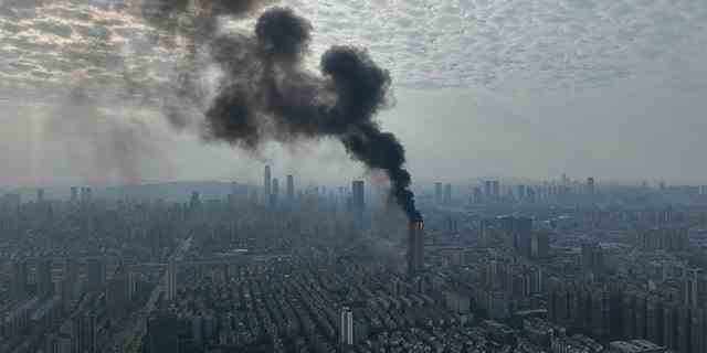 Flammen und Rauch steigen am 16. September 2022 aus einem Bürogebäude in Changsha, Provinz Hunan, China.