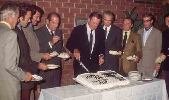 John Wayne feiert seinen Geburtstag mit Jimmy Stewart und anderen Hollywoodstars