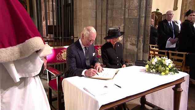 König Charles III unterschreibt das Gästebuch in der Kathedrale von Llandaff, Tage nachdem er von einer Reihe von Tintenpannen wütend gemacht wurde.  Begleitet wurde er von seiner Frau Camilla, der Queen Consort