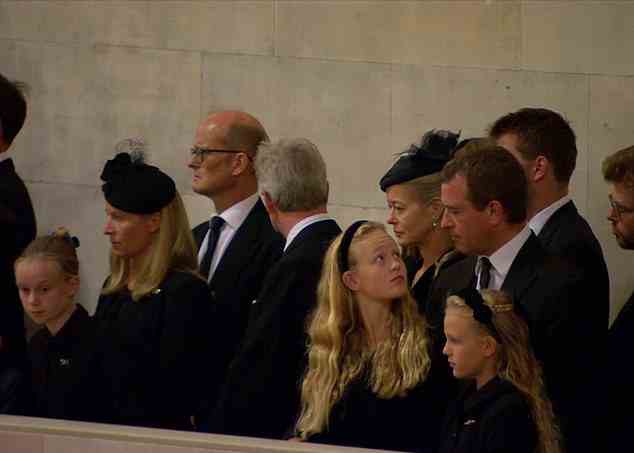 Peter Phillips und seine Töchter Savannah, 11, und Isla, 10, sahen von der Seitenlinie aus zu, wie König Charles III, Prinzessin Anne, Prinz Edward und Prinz Andrew eine Mahnwache hielten