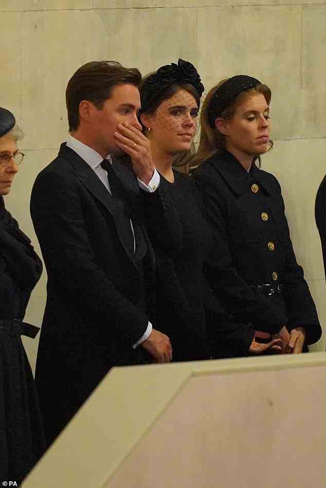 Edoardo Mapelli Mozzi wirkte sichtlich bewegt, als er neben Prinzessin Eugenie (Mitte) und Prinzessin Beatrice (rechts) die Mahnwache überwachte.