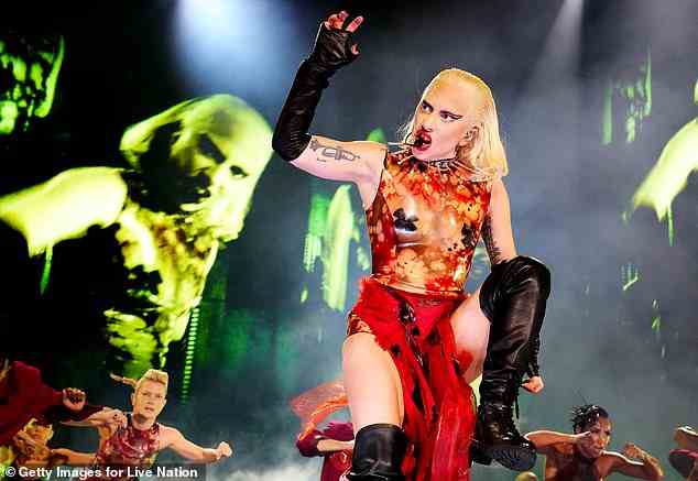 Kick off: Schließlich startete der geborene Performer die Tour bereits im Juli in Düsseldorf;  Gaga gesehen am 10. September in LA