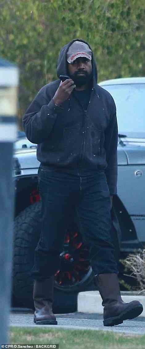 Separate Ankunft: Norths Vater Kanye kam separat zum Spiel, gestylt in einem verblichenen schwarzen Hoodie, einem schwarzen T-Shirt, Jeans, einer Schirmmütze und braunen Stiefeln