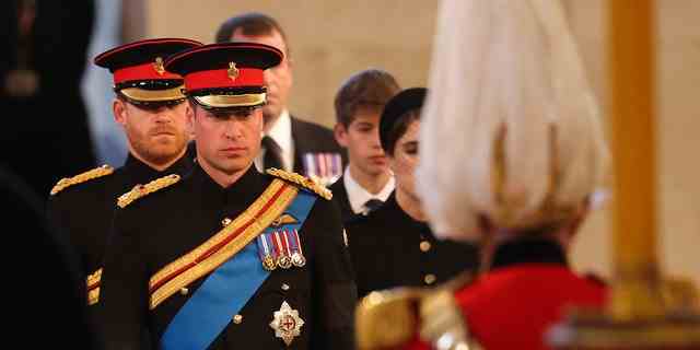 Prinz Harry und Prinz William schlossen sich den restlichen Enkelkindern von Königin Elizabeth II. an, um am Samstag am Sarg der Königin Wache zu halten.