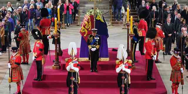 König Charles III., Anne, Prinzessin Royal, Prinz Andrew, Herzog von York und Edward, Earl of Wessex, halten eine Mahnwache neben dem Sarg ihrer Mutter, Königin Elizabeth II., der auf dem Katafalk in der Westminster Hall liegt.