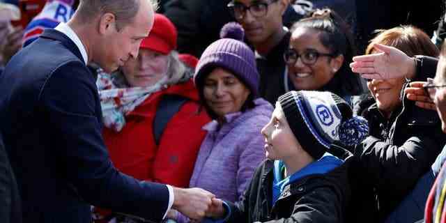 Der britische William, Prinz von Wales, begrüßt die Menschen, während sie anstehen, um der britischen Königin Elizabeth nach ihrem Tod am 17. September 2022 in London ihre Aufwartung zu machen. 