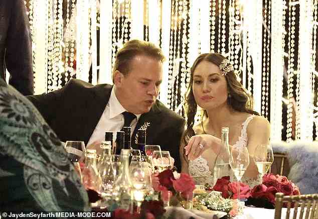 Mark Bosnich und seine neue Frau Sara Jones genossen einen großzügigen Empfang in einem Restaurant in The Rocks, Sydney