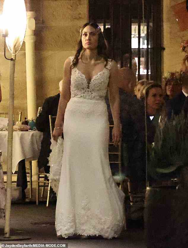 Jones trug ein durchsichtiges weißes Miederkleid mit einem Rock im Aschenputtel-Stil für ihre verschwenderische Hochzeit und ihren Empfang mit Bosnich