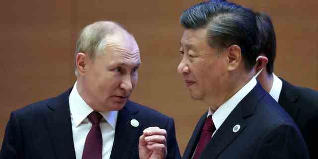 Der russische Präsident Wladimir Putin spricht mit dem chinesischen Präsidenten Xi Jinping vor einem Treffen im erweiterten Format der Staats- und Regierungschefs der Mitgliedstaaten der Shanghai Cooperation Organization (SCO) in Samarkand, Usbekistan, am 16. September 2022. 