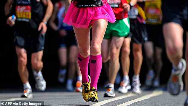 Läufer treten am 17. April 2011 beim London-Marathon 2011 an - mit hochgezogenen Socken