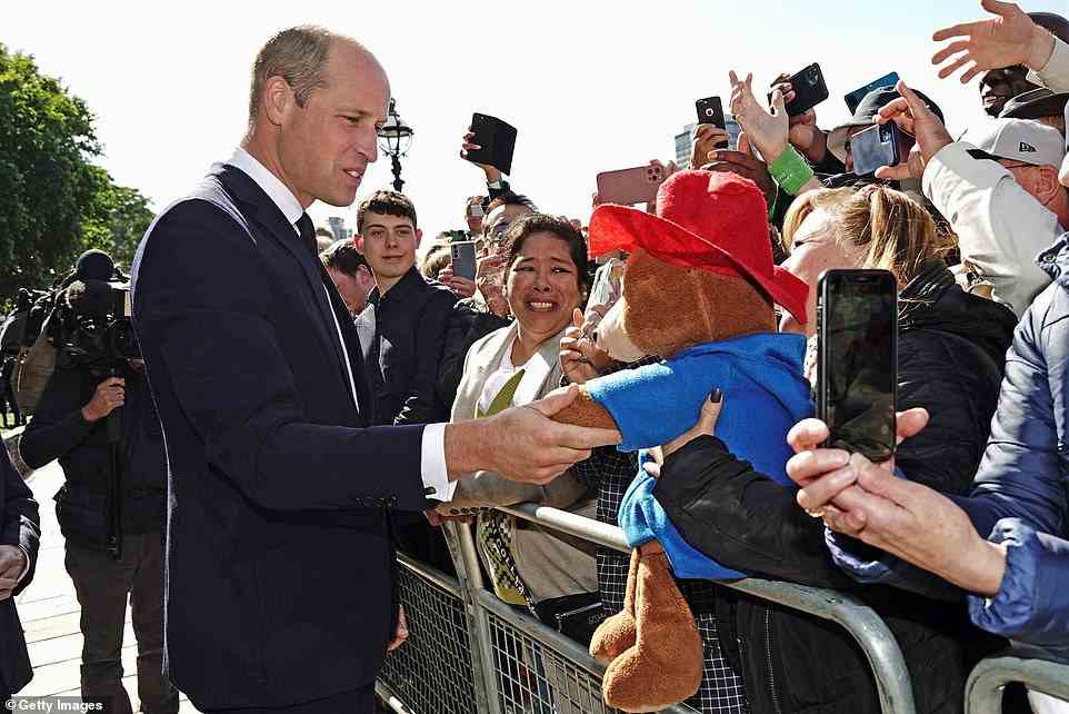 William, Prinz von Wales, begrüßt die Menschen, die sich an diesem Nachmittag an der Seite seines Vaters, König Charles, anstellen, um die Königin im Staat liegen zu sehen