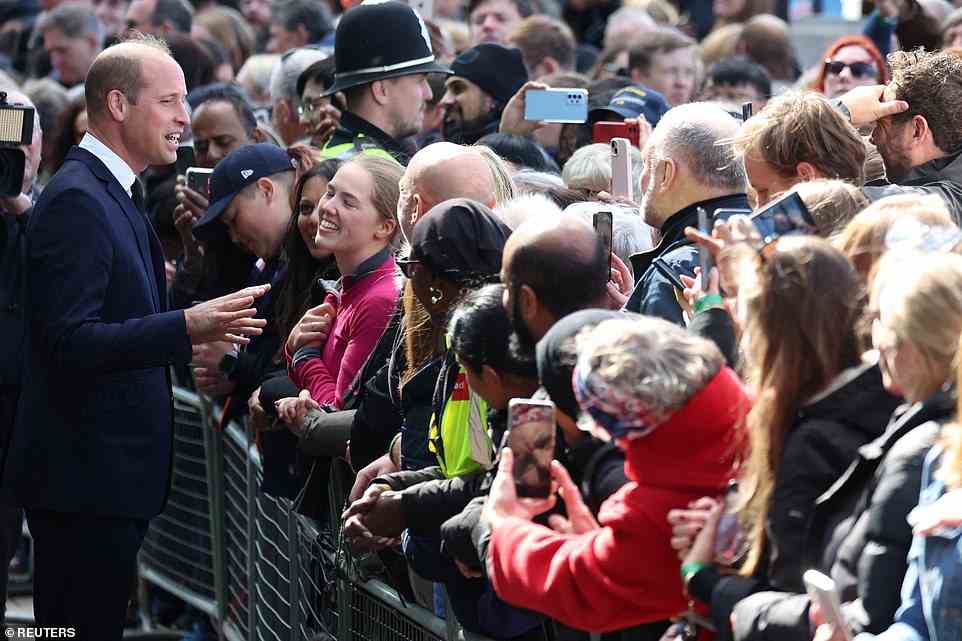 William, Prinz von Wales, begrüßt die Menschen, die sich anstellen, um der Königin ihren Respekt zu erweisen – die meisten von ihnen warteten etwa 14 Stunden, um die Zeremonie des Liegens im Staat zu sehen